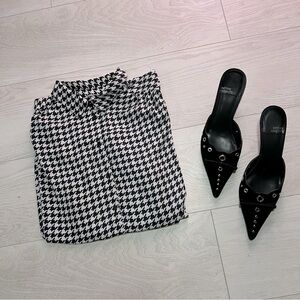 H&M Houndstooth print button down blouse.
